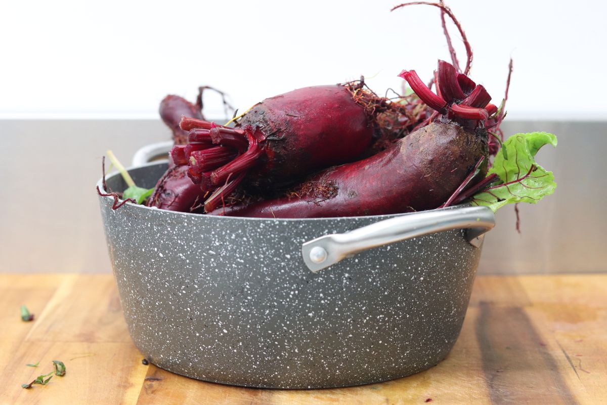 preparing beetroot for canning